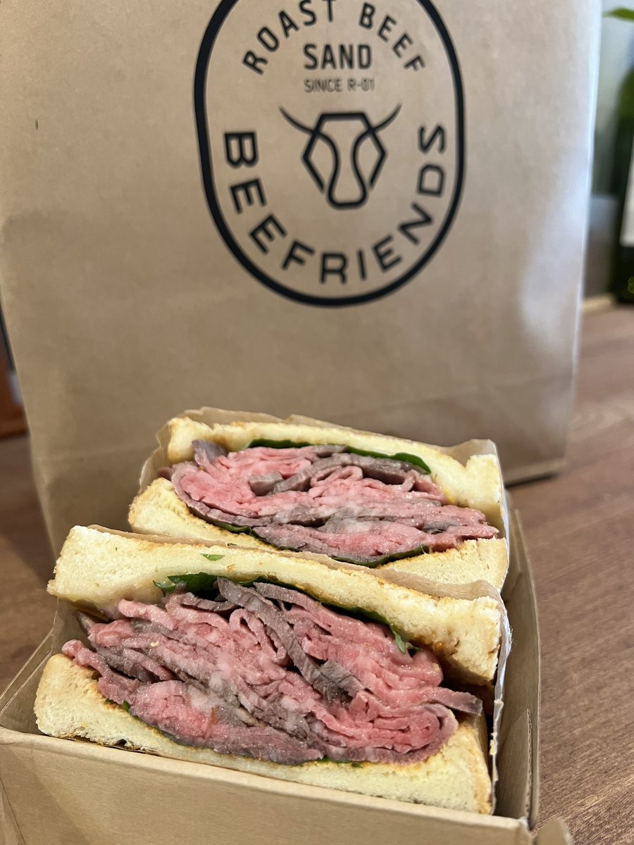 sbs_nununu's tweet photo. 【ひるめし🥪】

今日は、、、　
三島市にある
『カフェバー #BEEFRIENDS』の
「秘伝の半熟ローストビーフサンド」！

JR三島駅南口から徒歩30秒👟県内では珍しいローストビーフサンドがメインのお店。調理にもこだわりがあるんです！

#ヌヌヌ #ローストビーフサンド
#酒井健太 #近江由佳 #滝澤悠希 https://t.co/H7vBlGFF8z