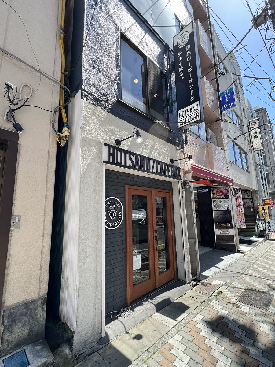 sbs_nununu's tweet photo. 【ひるめし🥪】

今日は、、、　
三島市にある
『カフェバー #BEEFRIENDS』の
「秘伝の半熟ローストビーフサンド」！

JR三島駅南口から徒歩30秒👟県内では珍しいローストビーフサンドがメインのお店。調理にもこだわりがあるんです！

#ヌヌヌ #ローストビーフサンド
#酒井健太 #近江由佳 #滝澤悠希 https://t.co/H7vBlGFF8z