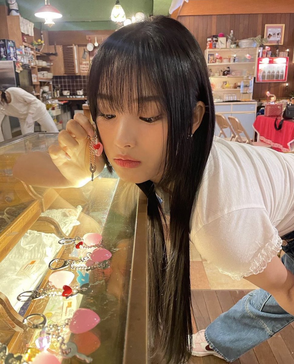 230416 지니스타그램 

2023.04.16 🎂🤍

#지니 #JINI