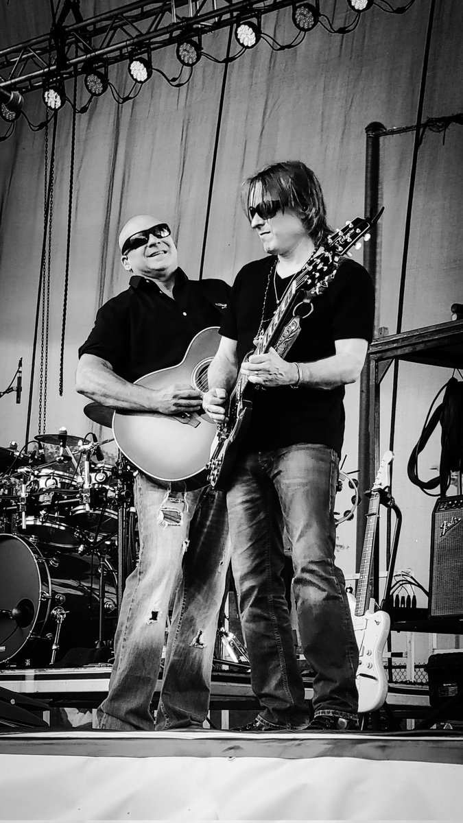 JessSerc's tweet photo. @SisterHazelBand https://t.co/q3ea2lwrj4
