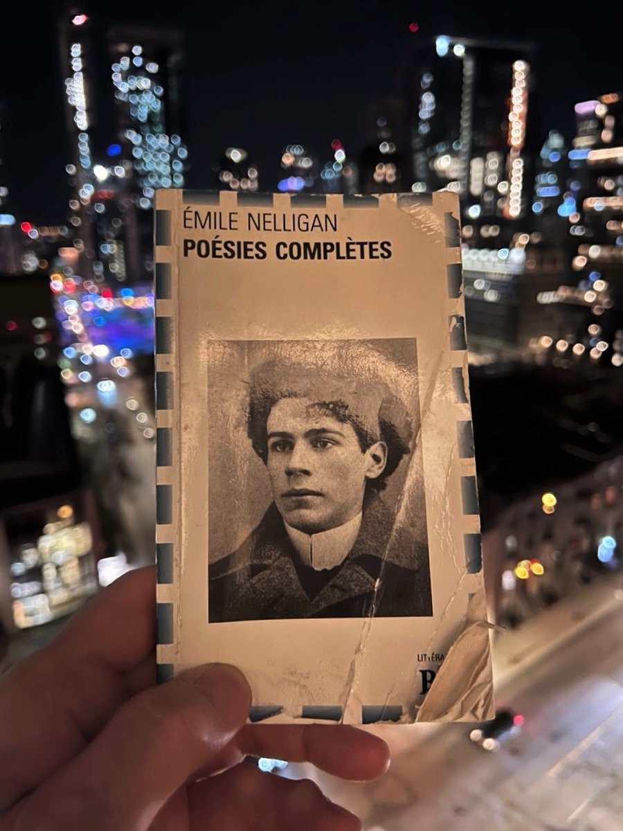 Par ce beau samedi ensoleillé, ce qui semblait être un touriste asiatique regardait intéressé le buste de bronze du poète Émile Nelligan au Square Saint-Louis. La sculpture est de Roseline Granet. De temps en temps je relie les poèmes de Nelligan dans mon vieux bouquin de poche.