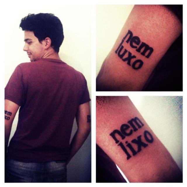 Quando eu saí da casa dos meus pais com 17 anos eu comprei o CD do acústico MTV da Rita Lee e ouvia ele sem parar (não tinha Spotify na época rs) e quando eu resolvi começar a me tatuar eu decidi que a primeira seria essa, uma homenagem àquele momento e à Rita, que eu ouço desde