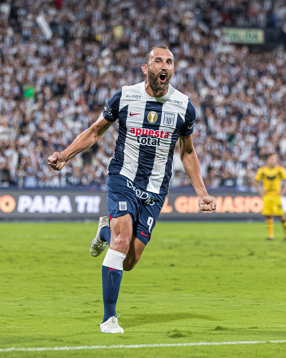 Hernanbarcos's tweet photo. Hermosa victoria del equipo, cuando dije que Alianza es una familia es por estos detalles. Admiración y respeto @pablosabbag11 @pipeandrade @gabrielcosta8 estos gestos valen más que mil goles. Todos juntos siempre y ARRIBA ALIANZA TODA LA VIDA 💙💙💙 https://t.co/hAcrEN52uj