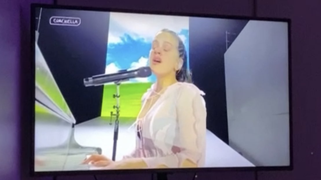 Ver Coachella desde el sofá rompe como Rosalía 🔥 

#Couchella 🛋️