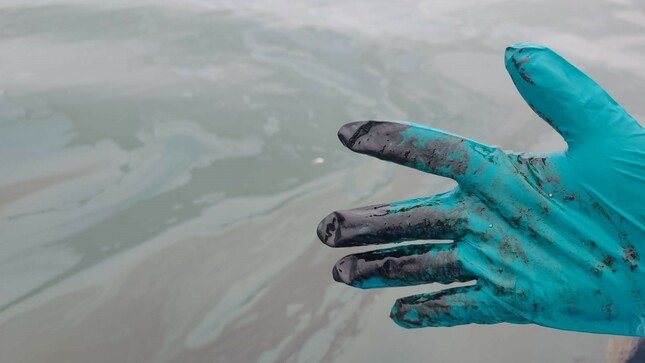 unchasqui's tweet photo. [URGENTE] La @OEFAperu ha detectado un nuevo derrame de petróleo de la empresa Repsol en el Terminal Multiboyas 2 de la Refinería La Pampilla, en Ventanilla. El área afectada es de aproximadamente 300 m2. https://t.co/94WIl78SwO