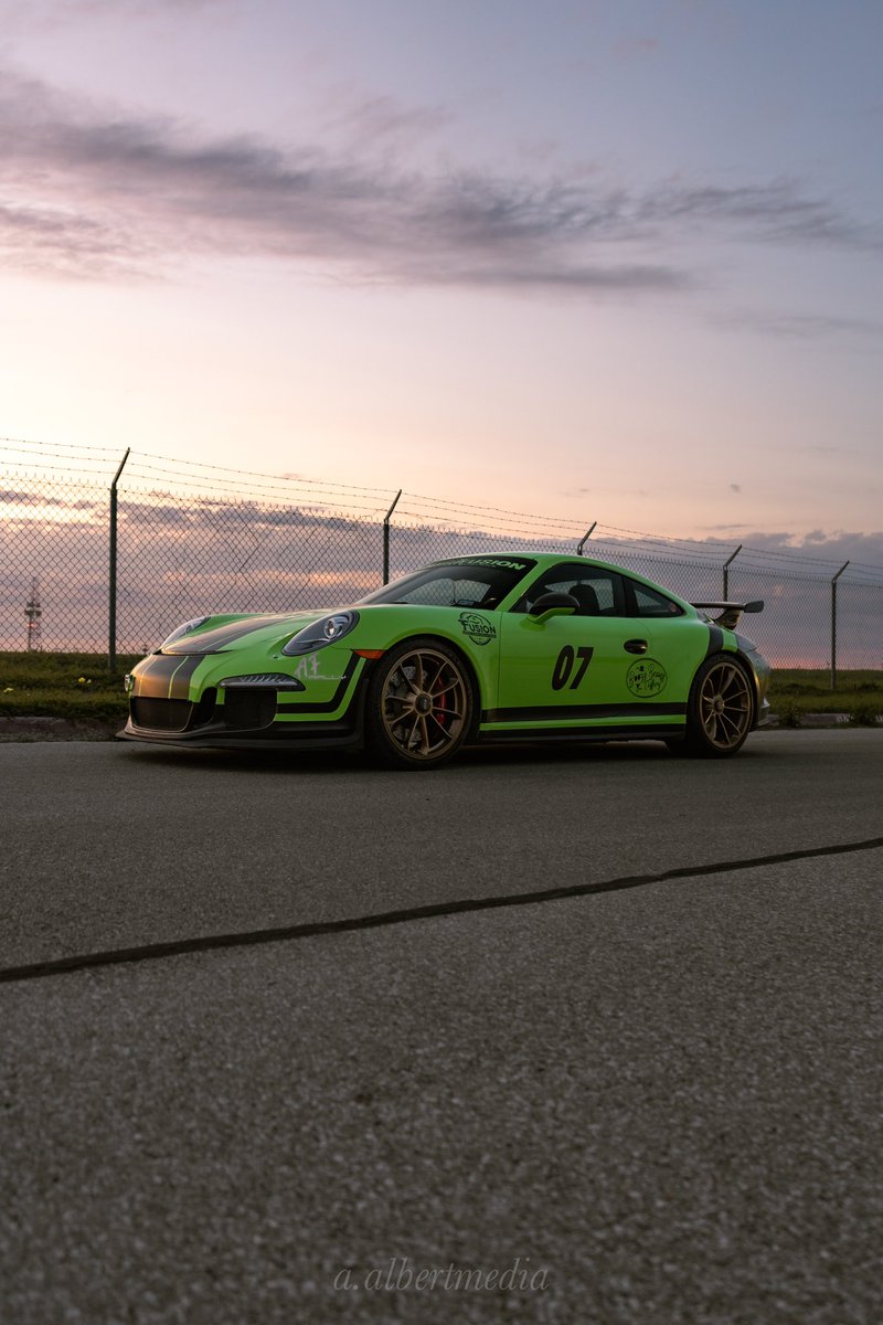 whiplashedmedia's tweet photo. Day N’ Nite 

📸: @Sony A7IV with Kit Lens (28-70mm) with @Tiffentweets  CPL 
•
•
•
•
•
•
•
#porsche #porsche911 #porsche911gt3 #porsche911gt3 #gt3 #gt3rs #porscheclub #porschelife #porsche991 #porsche991gt3 #porsche991gt3rs #carporn #cars #car #carlifestyle #cargram https://t.co/Nzn16pbUOT