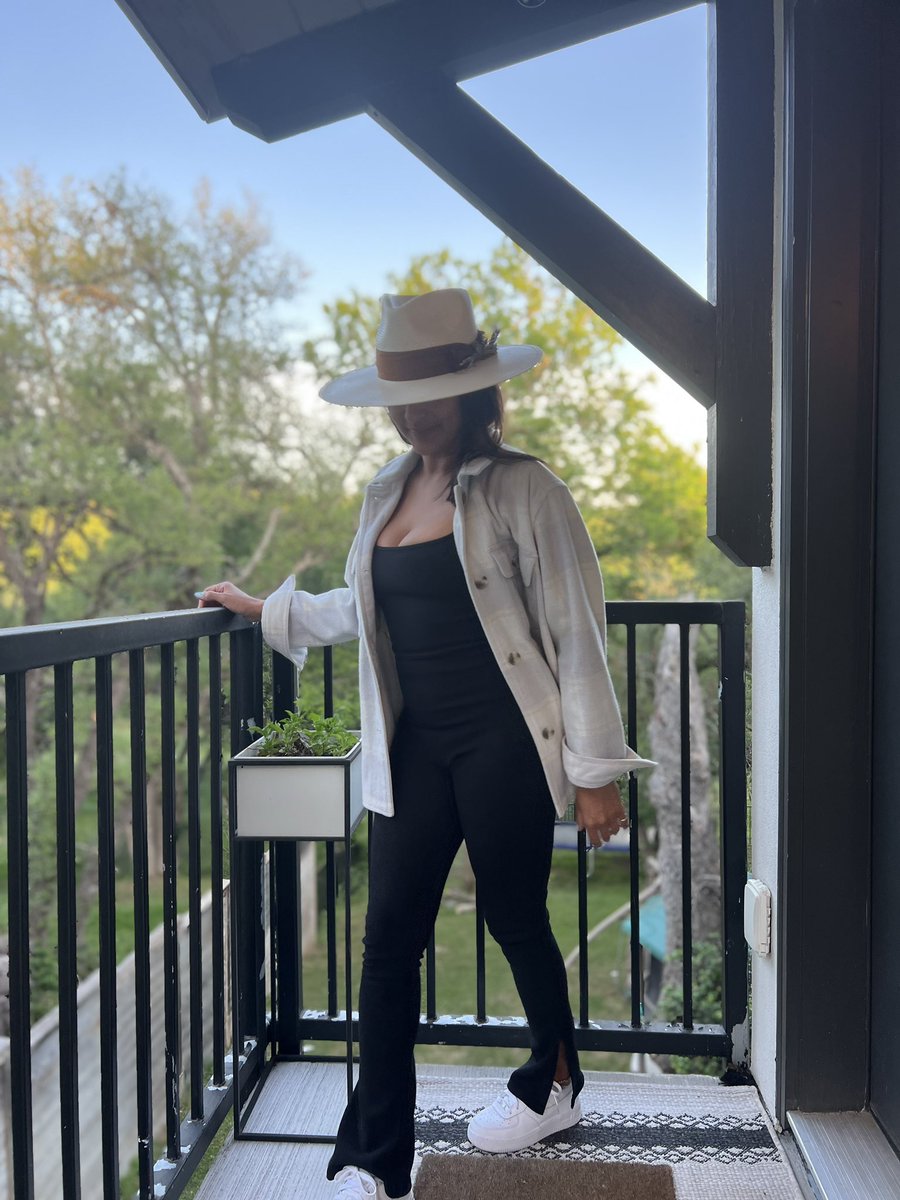 __PODmaidel's tweet photo. Obsessed with my hat 🤠 https://t.co/1DjaaoBtxz