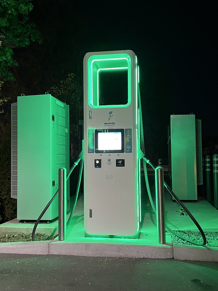 CourtneyRPW's tweet photo. @ElectrifyAm I’ve noticed at EA stations with this style charger, I’m seeing erratic power delivery for a couple minutes before it levels out.  See video. https://t.co/cq9bbOj0ds