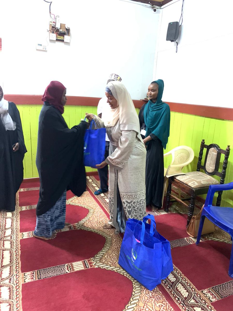 Mkenya003's tweet photo. Sen Hamida providing Iftar food basket for fasting  families at Masjid Khadija mosque at Pumwani, Nairobi,  built and named after her late Mother Councellor Khadija Salim.

#SenHamidaAtTheTop https://t.co/dhiesTGra3