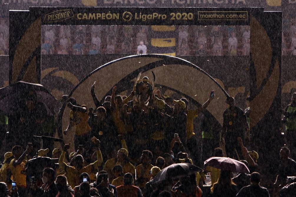 BarcelonaSC's tweet photo. Con o sin luz, igual se festeja https://t.co/NaOwnHmISg