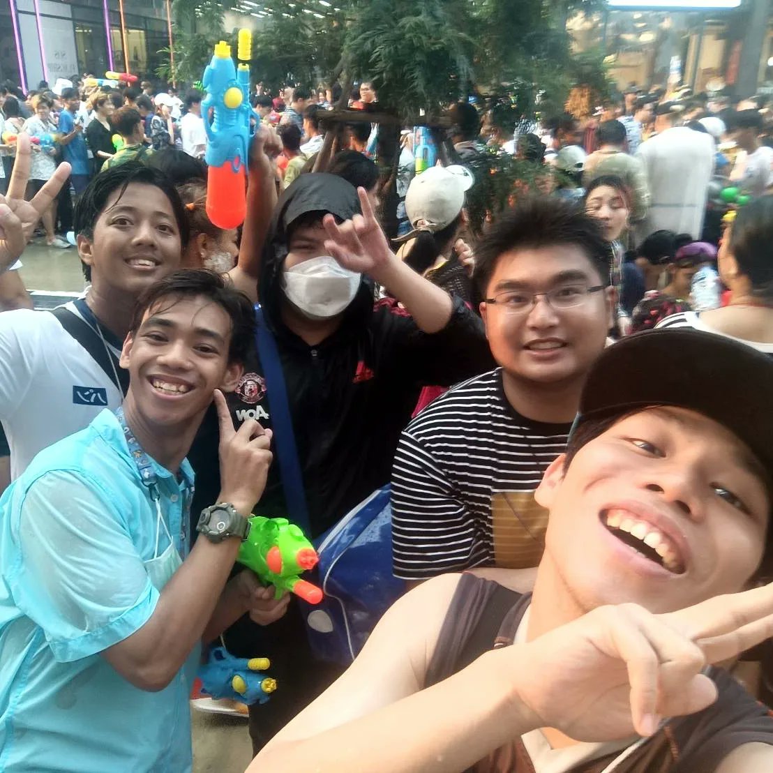 earthtennyson95's tweet image. รวมพลคนเด็กแก๊งค์เล่นน้ำสงกรานต์ประจำปี 2023
เป็นปีแห่งการเล่นน้ำสงกรานต์อย่างเต็มที่จริงๆ จนกว่าจะพบกันใหม่ สำหรับวันนี้สวัสดีปีใหม่ไทยครับ 🔫🌺💦
#HappySongkranDay 
#HappySongkarnDay2023 #siamsquareone #Superfluid #สงกรานต์ #myfriend
#EarthhTennyson #ThePlanetEarth #ถนนข้าวสาร