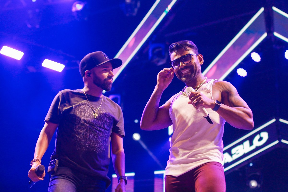 ajufest's tweet photo. O Rei do Arrocha tá na área. Pablo chegou ao palco e já colocou a galera pra sofrer. E ainda rolou uma palhinha do Unha Pintada!

Fique ligado no nosso canal no YouTube, nas nossas redes sociais e claro, no https://t.co/9WLosKxFwZ.

#AracajuPrime #Pablo #Ajufest https://t.co/x2us2nIiKg