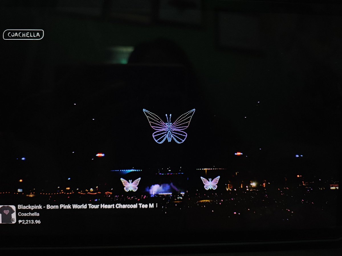 queenicolett's tweet photo. YES FINALLY!! THEY REMOVED THE BANNER!! 

BLACKPINK COACHELLA HEADLINERS #BLACKPINKatCoachella https://t.co/GXNJO2znO6