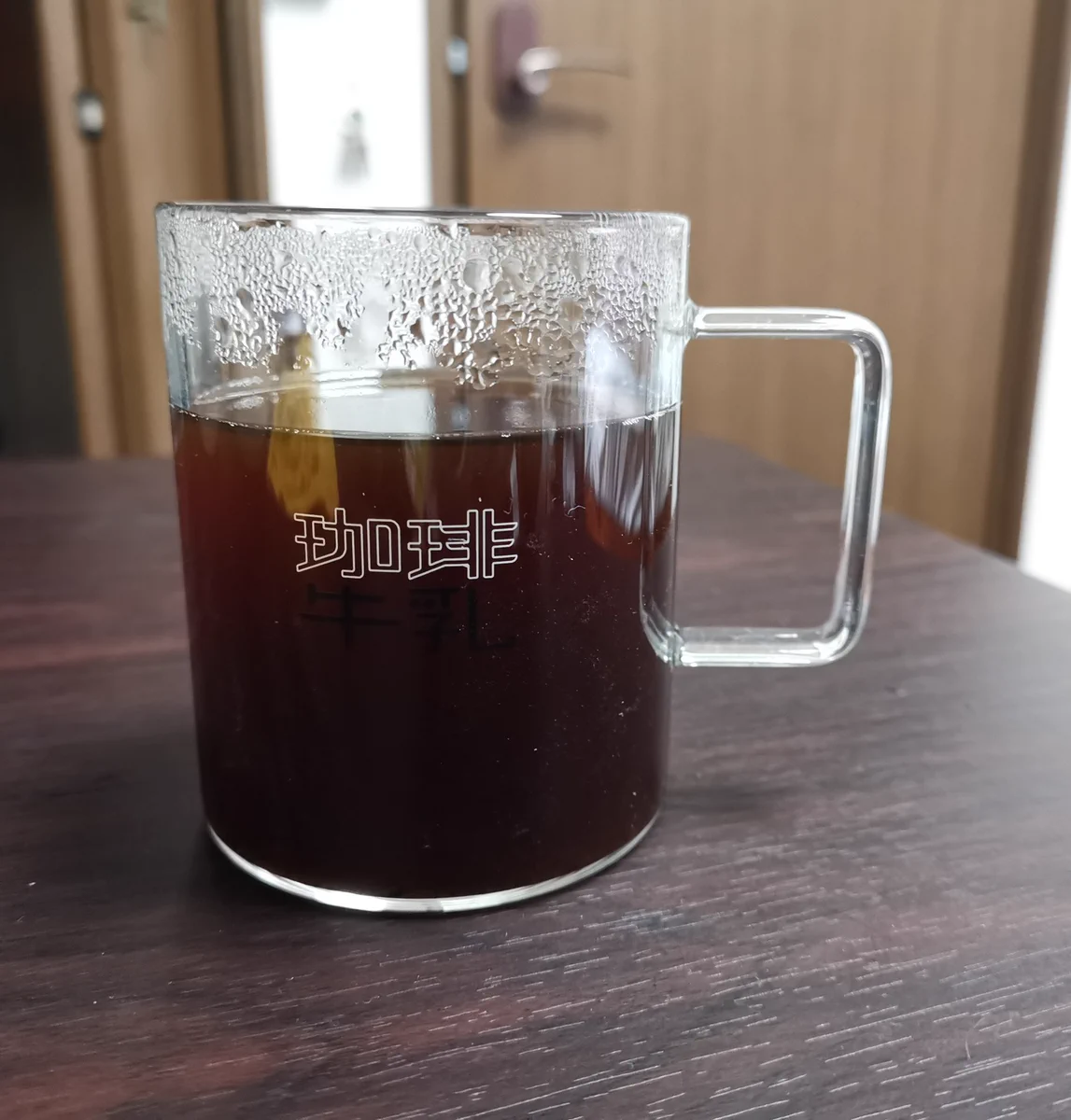 発想がすごい！ 飲み物の色によって異なる文字が浮かび上がるグラス