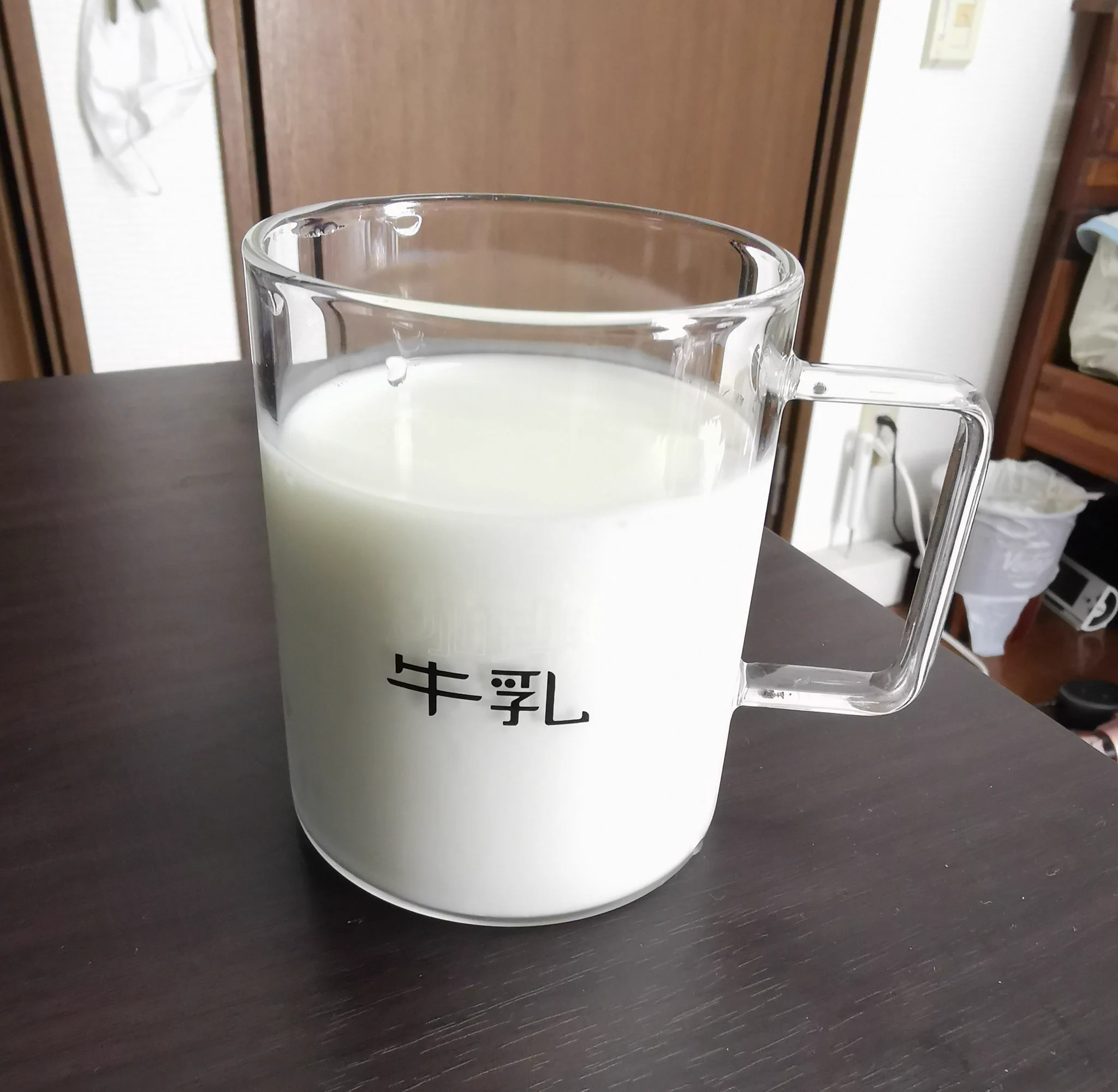 発想がすごい！ 飲み物の色によって異なる文字が浮かび上がるグラス