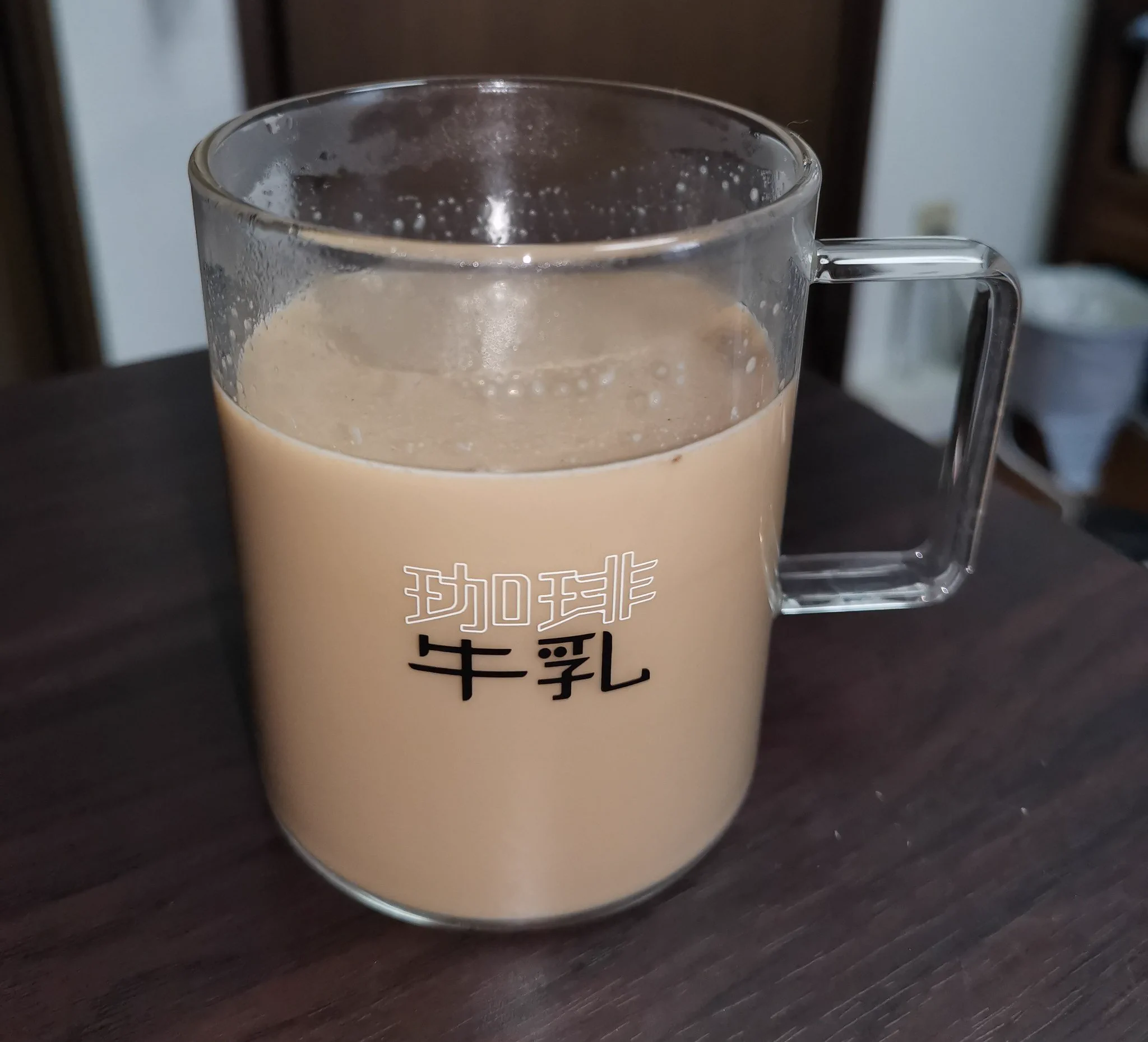 発想がすごい！ 飲み物の色によって異なる文字が浮かび上がるグラス