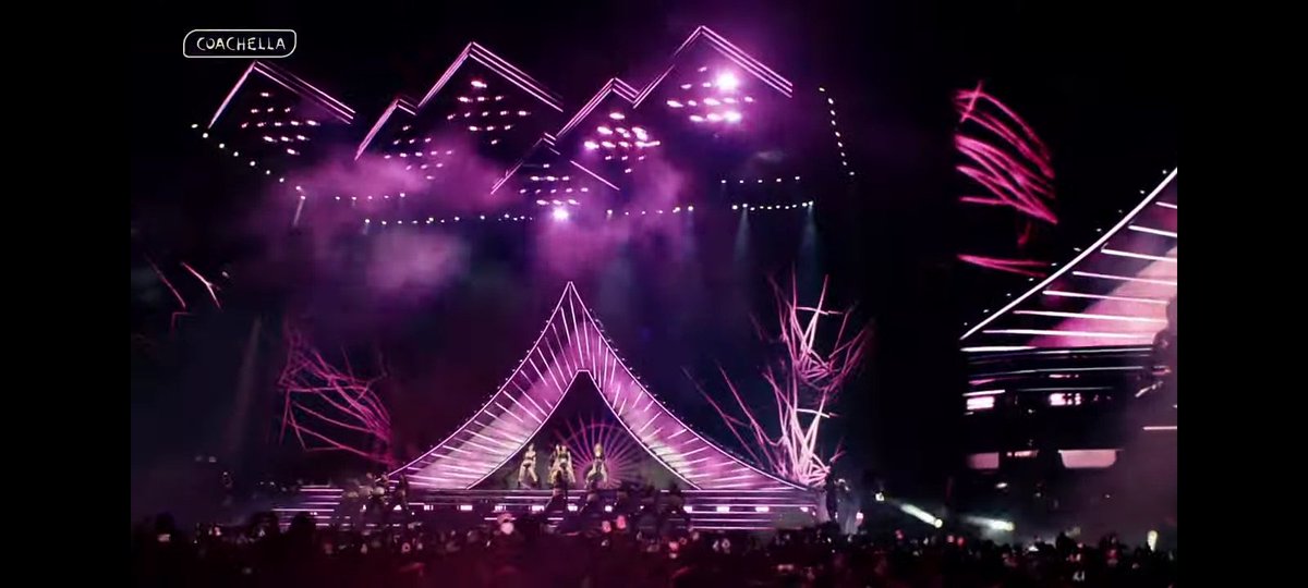 Rebefuentes2's tweet photo. Viendo a @BLACKPINK q maravillosas 😍💜 https://t.co/Ctmq485LCl