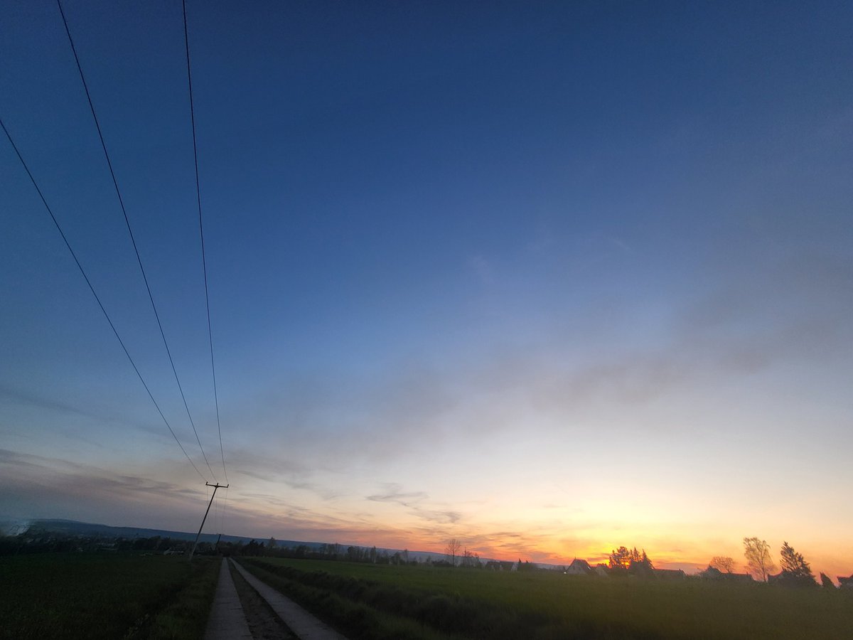 Fiooo_06's tweet photo. #Walpurgisnacht #Hexenfeuer #Umwelt #Umweltverschmutzung 

Wenn das keine unnötige Umweltverschmutzung ist, weiß ich auch nicht. Sonst wird auch alles verboten. Jedes noch so kleine Dorf macht Feuer und der Himmel ist Rabenschwarz. https://t.co/YZyCDKoILc