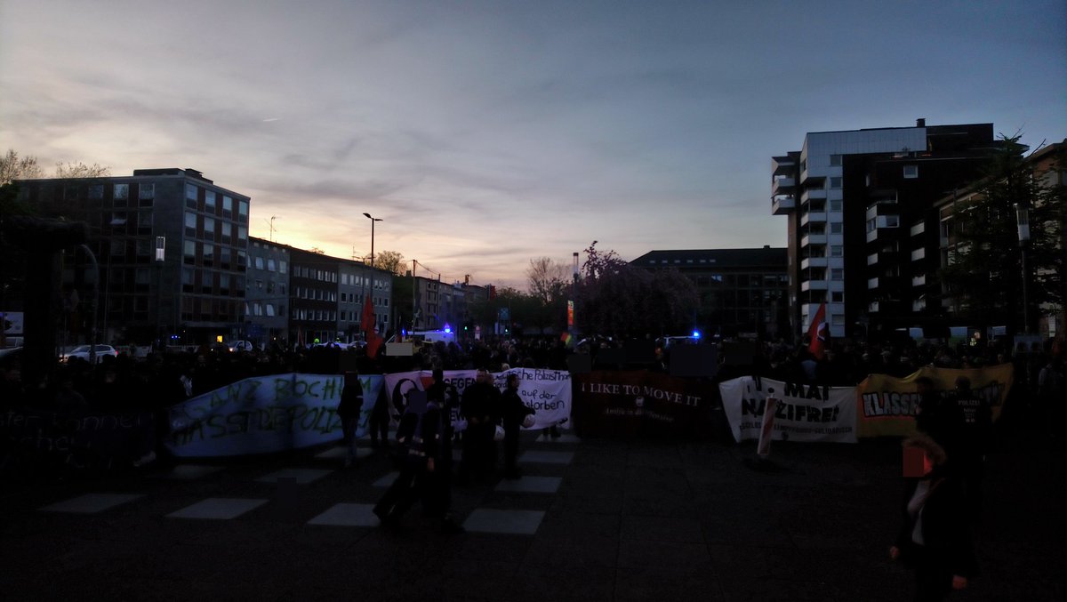 antifa_linke's tweet photo. 2053 Die Demo ist bei der zweiten Zwischenkundgebung angekommen. Es folgt ein Redebeitrag der @SeebrueckeBo zu Menschenrechtsverletzungen der #EU.

#Bochum #nonazisbo #BochumNazifrei #Bo3004 #RefugeesWelcome https://t.co/FNZkWDk2HQ
