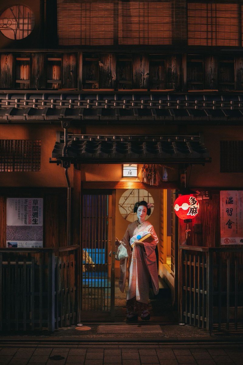 scastaldi9's tweet photo. Il cuore muore
di morte lenta,
perdendo ogni
speranza come
foglie, finché
un giorno non
ce ne sono più.
Nessuna speranza.
Sayuri Nitta
"Memorie di una geisha"
#InOriente
#CasaLettori
#Photography
#Photo Kyoto Maiko
An apprendiste geisha, called
a maiko, pauses in doorway. https://t.co/6tXaewrZgB