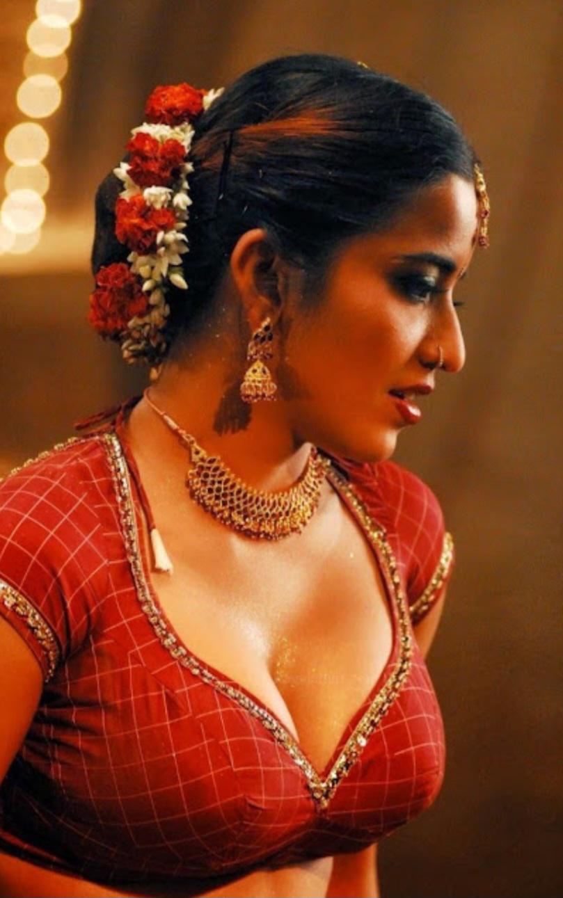 Аᴄᴛʀᴇss ɢʟᴀᴍsᴘᴏᴛ ✨🔞 on X: Aunties with visible side boobs in sarees are  so fuckable.  / X