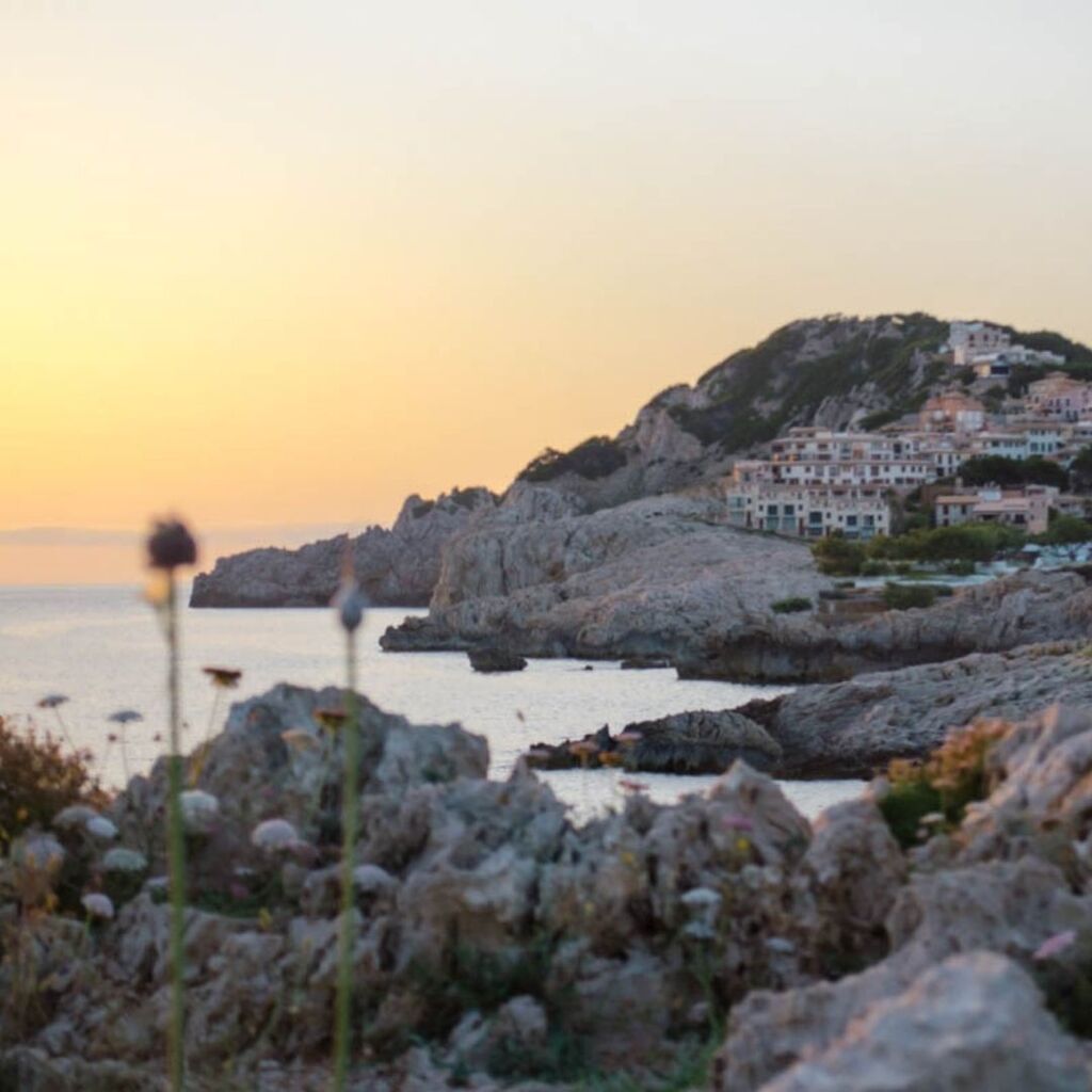 Cala Ratjada ist auf Mallorca eines der bedeutendsten alten Fischerdörfer und ein äußerst beliebter Ferienort. Neben dem malerischen Hafen, traumhaften Stränden und der naturbelassenen Hügellandschaft ist es vor allem das lebhafte Ambiente, das den Ort ausmacht. Und das nich…