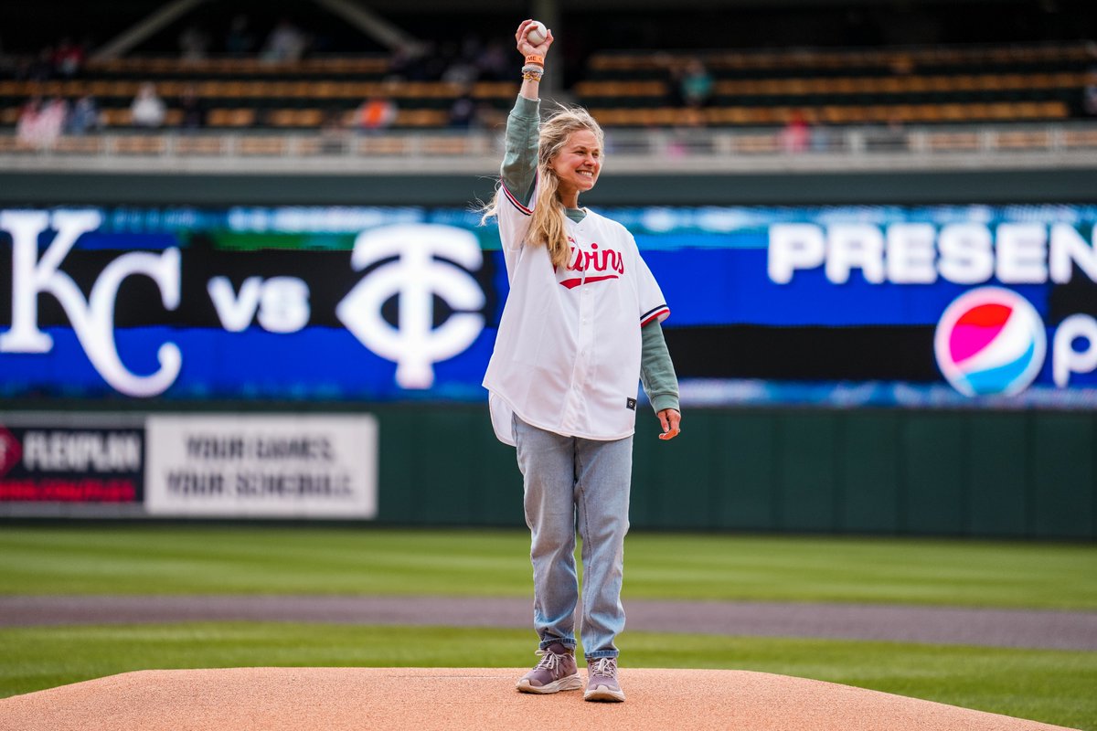 Olympic Gold Medalist and #OneOfUs @jessdiggs with the ceremonial pitch today! #MNTwins