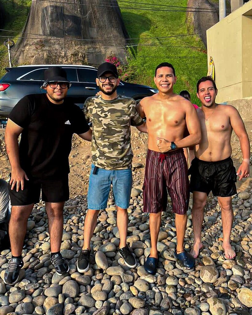 miferramirez's tweet photo. Unos cuantos años después✌🏼 Gracias por ese cumpleaños mis brothers. Como en casa. 🥳🙌🏼🌊 https://t.co/9oo45s3Jcq https://t.co/1bXZE8RFbS