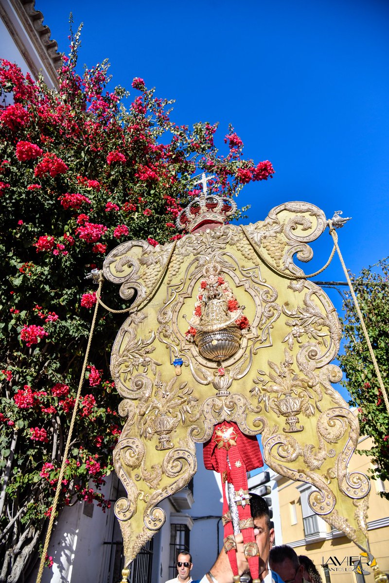 JaviviCLozano's tweet photo. 📸🔴 Traslado del Bendito Simpecado de Ntra. Señora del Rocío de Chipiona @hdadchipiona a la @ParroquiadelaO para su Función Principal [30/04/2023]
📸 Javier Cantos Lozano https://t.co/wwZlIq47ml
