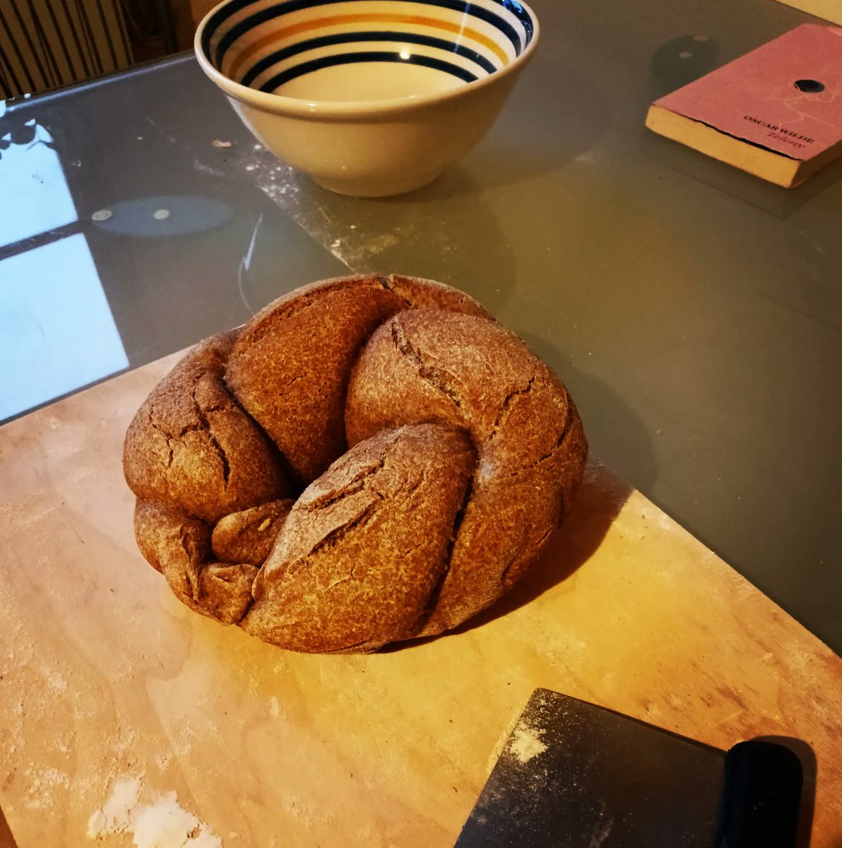 MrFox_86's tweet image. Per questa settimana pane intrecciato e circolare 👀🍞
(100% Farina integrale, sale, lievito madre; 24h lievitazione)
#braidedbread #bread #breadlover #bakery
