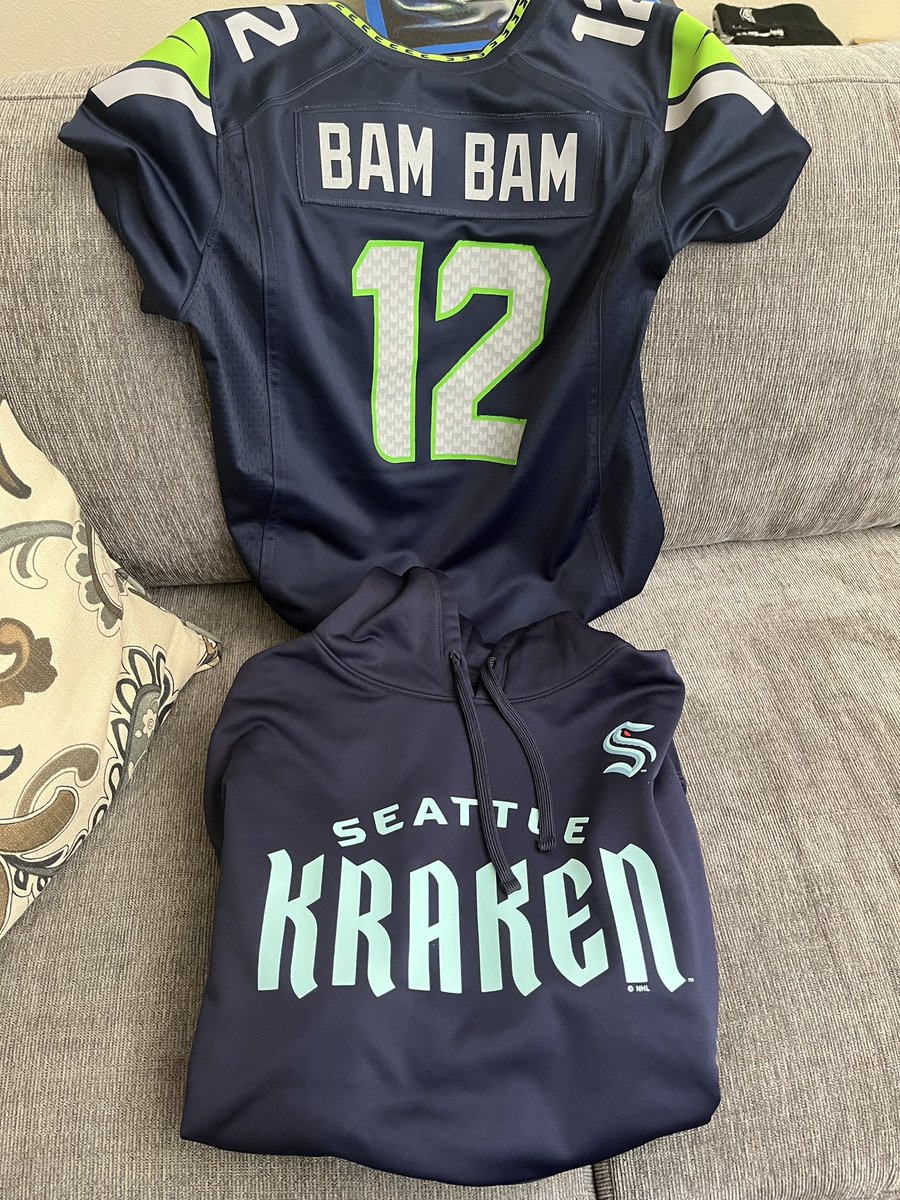 xderpalertx's tweet photo. @AsheinAmerica @phaltron 😳🥺 I still love my city…I can’t stop..it’s in my soul 👊🏼💙💚
I shall wear my Kraken hoodie today in fondness of you Ashe 😌
#SaveSeattle #SeattleKraken https://t.co/gjrQvyoj3k