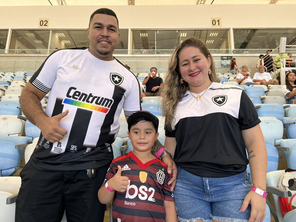 simpraisa's tweet photo. Pais botafoguenses, mas o Lorenzo decidiu ser Flamengo 😳😳. Muita personalidade do garoto. O pai disse que a culpa é do padrinho haha https://t.co/6VTI7oVE4L