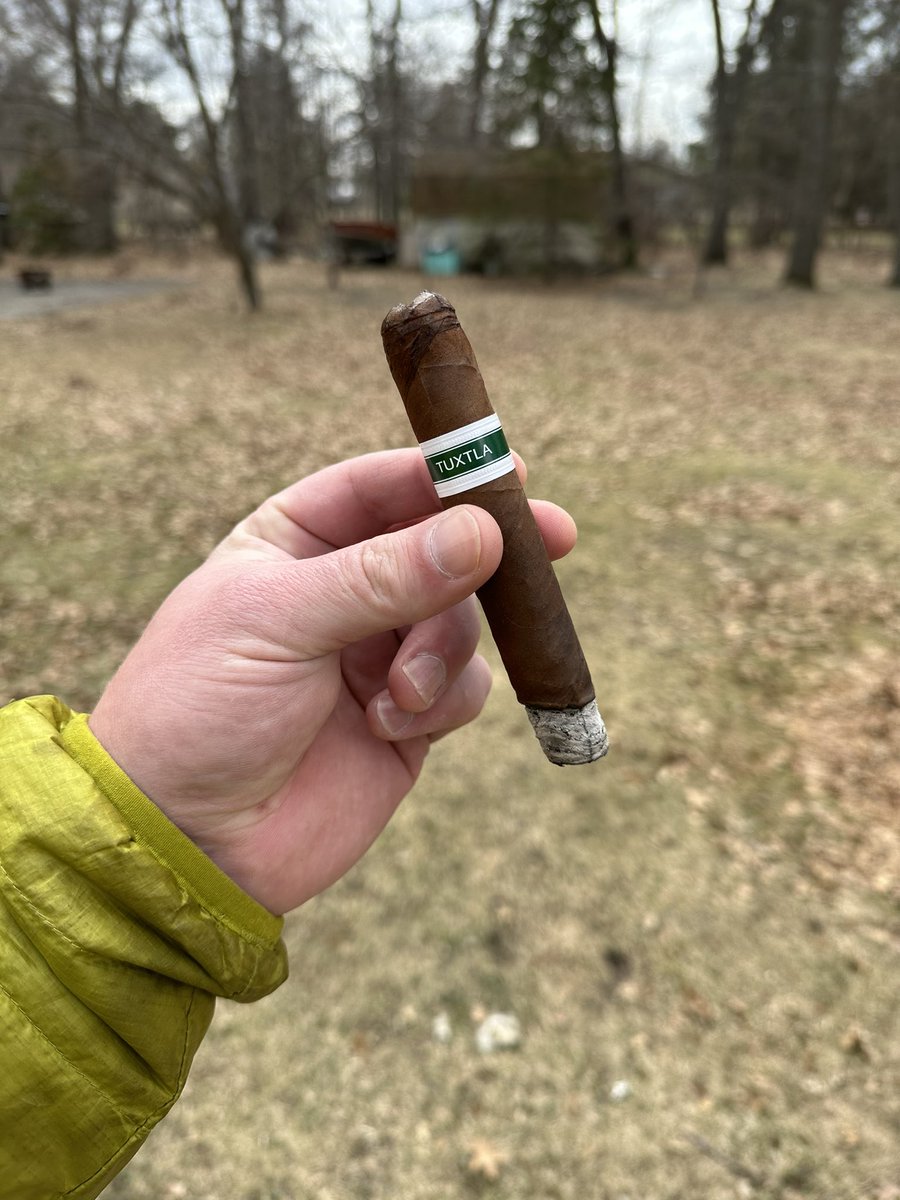 The one bad thing about #cigars is often you find yourself desperately giving away lumps of cash prior to ending the smoke 🤦🏻‍♂️. #botl #sotl @TatuajeCigars #porktenderloin