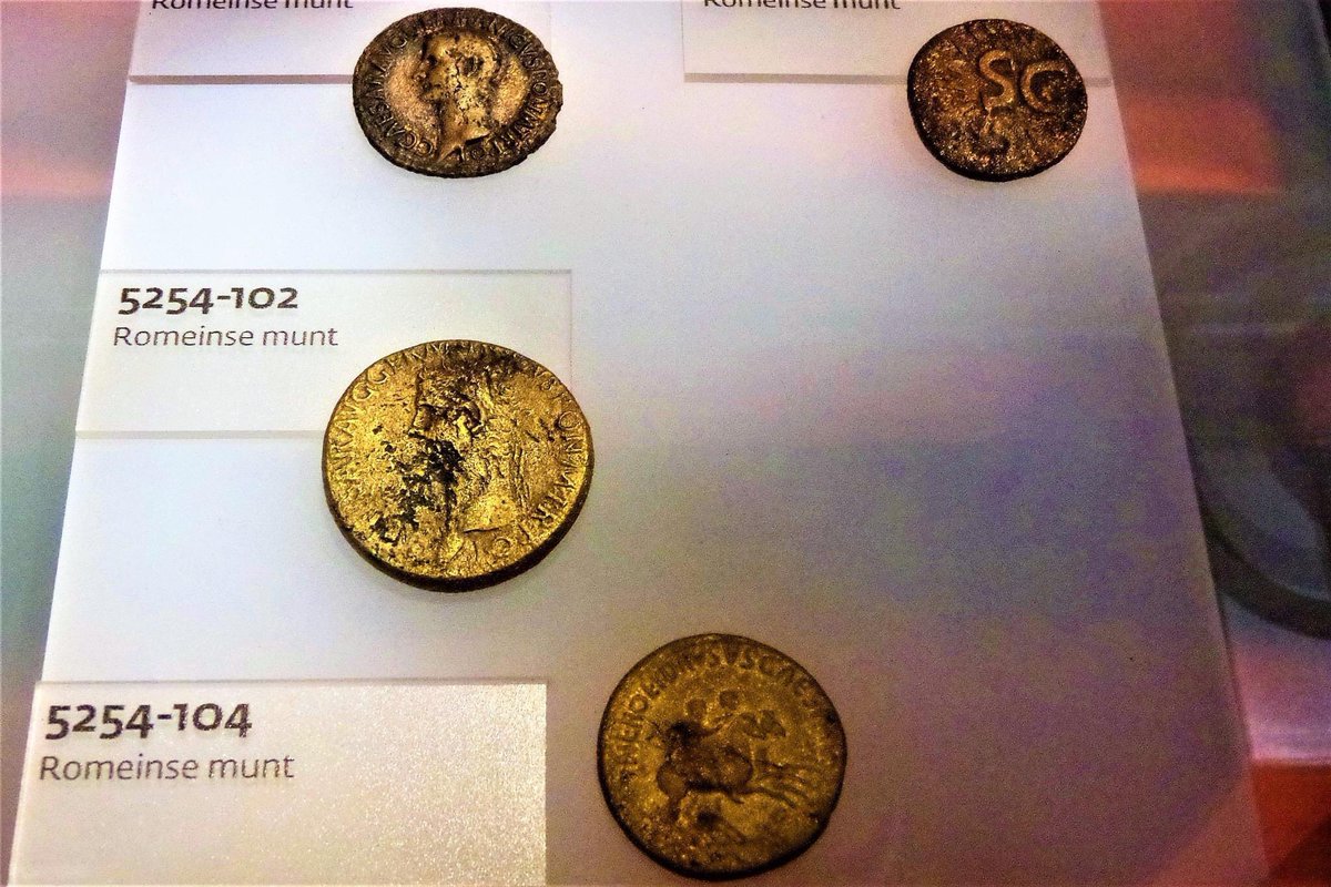 Al ruim 2 weken geleden heb ik in #Castricum het #archeologisch #museum <a href="/HuisvanHilde/">Archeologiemuseum Huis van Hilde</a> bezocht. Op de foto’s zie je Hilde (uit ca. 350 na Chr.), de #Neanderthaler Krijn, 3 #vuistbijlen uit verschillende periodes, waarvan de oudste gevonden in #Vlissingen en #Romeinse #munten.