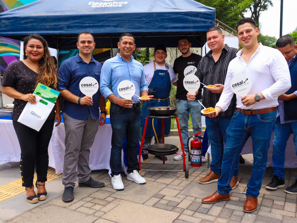 CrodriguezSV's tweet photo. Disfrutamos de batucada a cargo de jóvenes que fueron parte de un proceso con el Modelo de Atención Integral Comunitario, Show Cooking a cargo del Restautante-Escuela, conversatorios con Youtubers que informan a la población de una manera innovadora. 🎮🥁 https://t.co/N1zQwCauY1