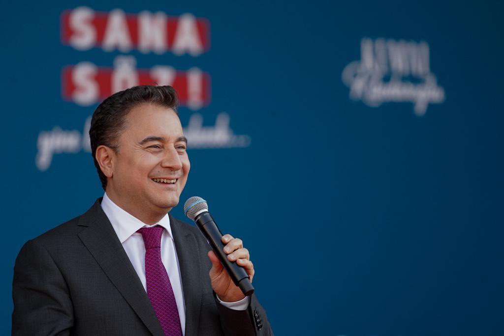 Muhteşemsin İzmir.

Gündoğdu Meydanında ucu bucağı görünmeyen bir kalabalıkla bir aradaydık.

Meydanı dolduran, civardaki kafelerden ve evlerinin balkonundan bizlere eşlik eden herkese teşekkür ediyorum.

Birleşe birleşe kazanacağız.