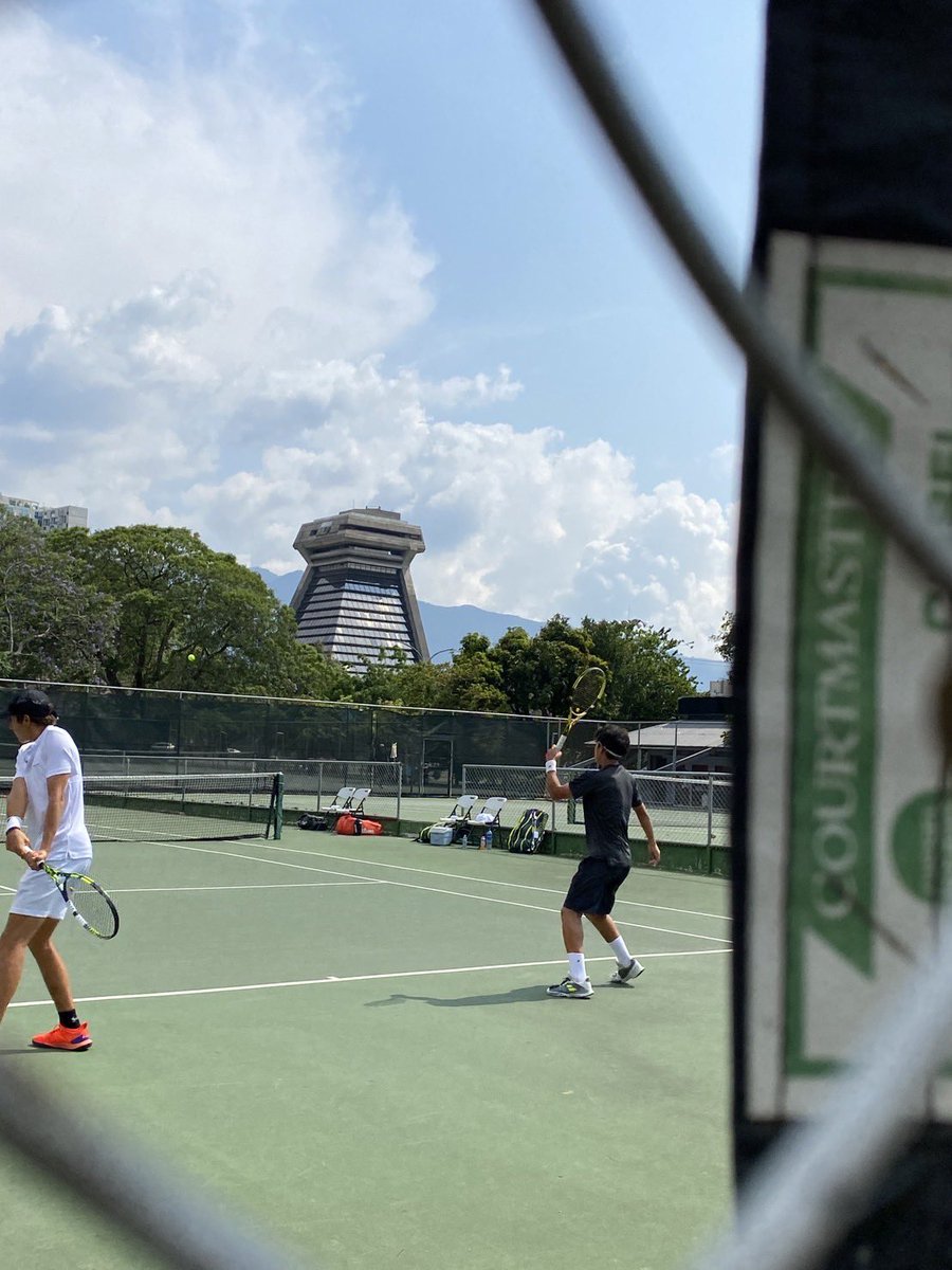 tkms_1124's tweet photo. ITF San Jose J100 week1
ダブルスベスト4でした。6-4 4-6 8-10と勝てる試合を落としてしまったのが悔しいです。
すぐに切り替えてweek2に向けて調整してます。2枚目は予選に出てる14歳の子とヒッティングを頼まれてした時の写真です！3、4枚目はトレーニングの風景です！#Babolat #erg #athlete_care2 https://t.co/A2m0mazMr4