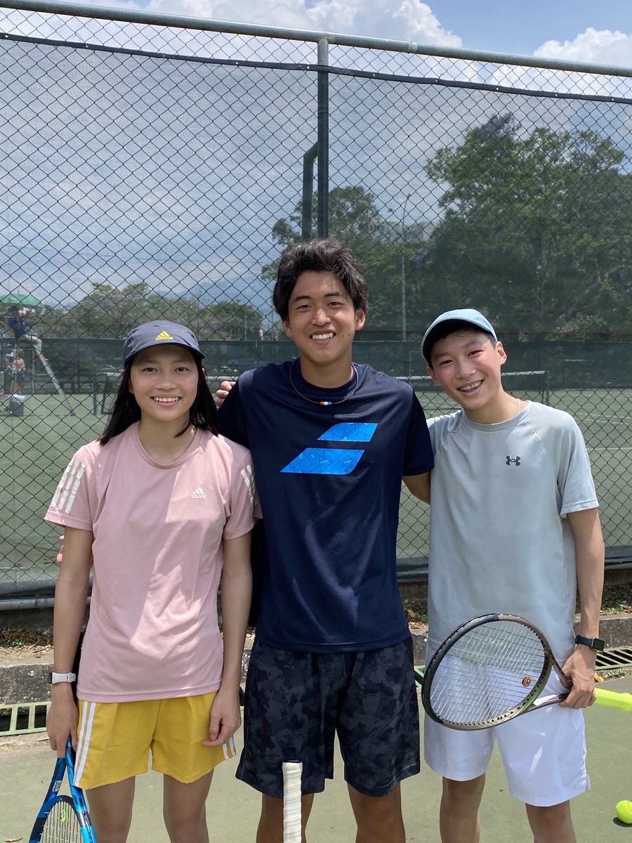 tkms_1124's tweet photo. ITF San Jose J100 week1
ダブルスベスト4でした。6-4 4-6 8-10と勝てる試合を落としてしまったのが悔しいです。
すぐに切り替えてweek2に向けて調整してます。2枚目は予選に出てる14歳の子とヒッティングを頼まれてした時の写真です！3、4枚目はトレーニングの風景です！#Babolat #erg #athlete_care2 https://t.co/A2m0mazMr4