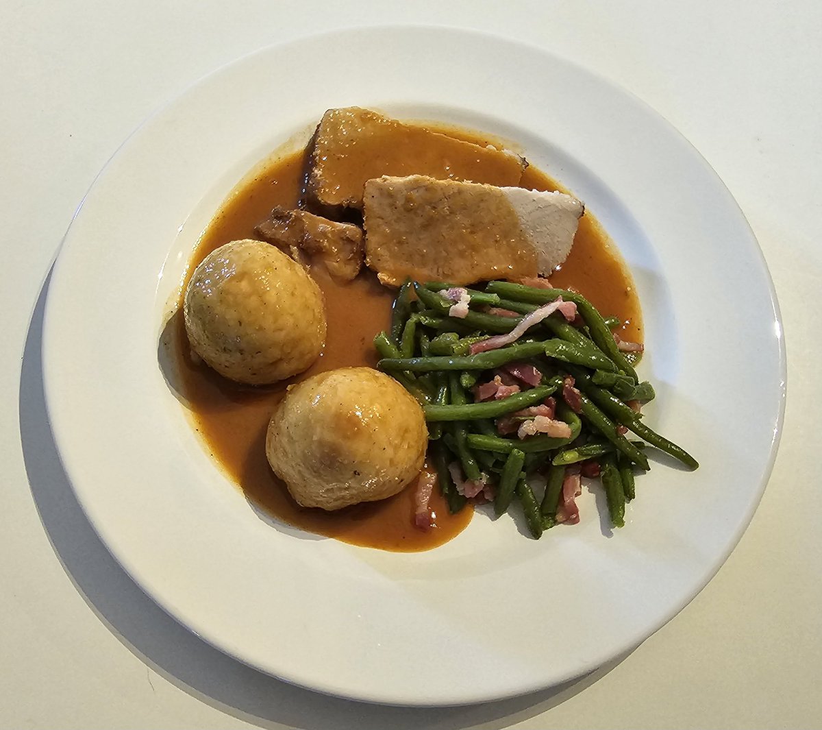 Antschie79's tweet photo. Krustenbraten mit Speckbohnen, Knödel (für mich mit Kroketten) und Zwiebelsoße 🙈😍
Mein Sera mag keine knusprige Schwarte. Die gehört also gaaanz allein mir 🤭 https://t.co/9ZSmgsHnuX