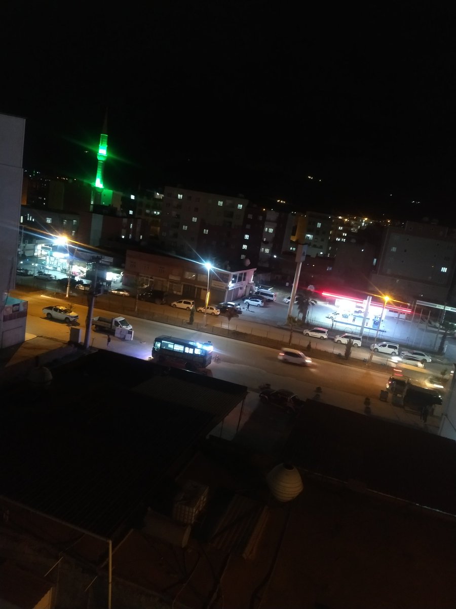 Yine bir akşam 
Yine bir bardak çay
Yine yalnızlık...