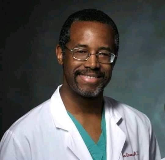 guinean224's tweet photo. Benjamin Solomon Carson a été le premier neurochirurgien pédiatrique à séparer avec succès des jumeaux joints par la tête en 1987 – une procédure qui a pris cinq mois à planifier et 22 heures à effectuer. https://t.co/yaz1mgwKFU