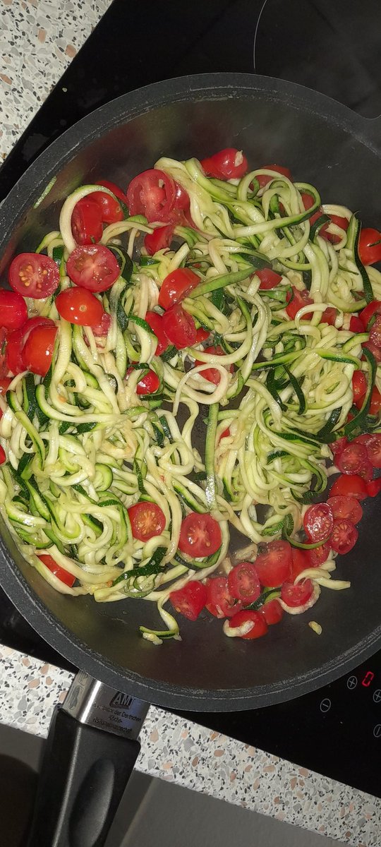THerzlieb's tweet photo. Zucchini gezoodelt und zusammen mit Kirschtomaten angeschwitzt. Dazu vegane Sahne auf Haferbasis, zweierlei veganer Frischkäse von Petronella und reichlich Knoblauch. Serviert mit Spaghetti.

#vegan
#timkocht
#dasperfektedinner https://t.co/SvdGRSD1O6