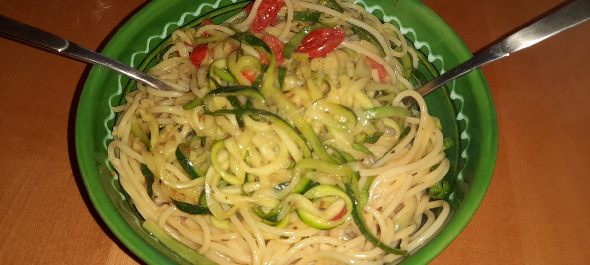 THerzlieb's tweet photo. Zucchini gezoodelt und zusammen mit Kirschtomaten angeschwitzt. Dazu vegane Sahne auf Haferbasis, zweierlei veganer Frischkäse von Petronella und reichlich Knoblauch. Serviert mit Spaghetti.

#vegan
#timkocht
#dasperfektedinner https://t.co/SvdGRSD1O6