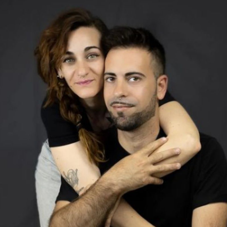 choquei's tweet photo. 🚨MUNDO: Irmãos têm dois filhos e querem mudar lei na Espanha para se casarem. 

Incesto não é crime na Espanha desde 1978, mas a lei proíbe o casamento formal. Os dois estão em campanha para mudar a regra. https://t.co/ziIBUg0lCa