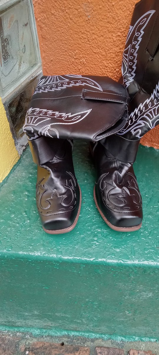 ArthurZ49748501's tweet photo. These boots SUCK! I ordered them from https://t.co/vyrjIp2E0X Never Ever order from them! https://t.co/V9U8aEztJD