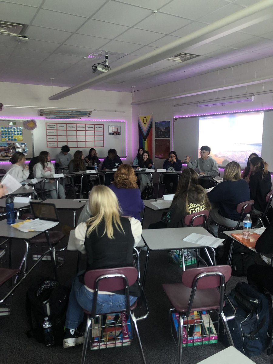 ProfePSHS's tweet image. Socratic Seminar in Spanish 4 about la leyenda de los volcanes. 30 minute student-lead discussion completely in Spanish about the legend, social class structures, eternal love, and other themes &amp;amp; central ideas of the story.