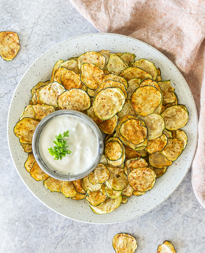 HealthNkitchen's tweet image. With my Keto Crispy Zucchini Chips you can preserve all the deliciousness of summer-time zucchini for busting your crunchy cravings all winter long with &amp;lt;2g carbs per serving!

healthstartsinthekitchen.com/low-carb-crisp…