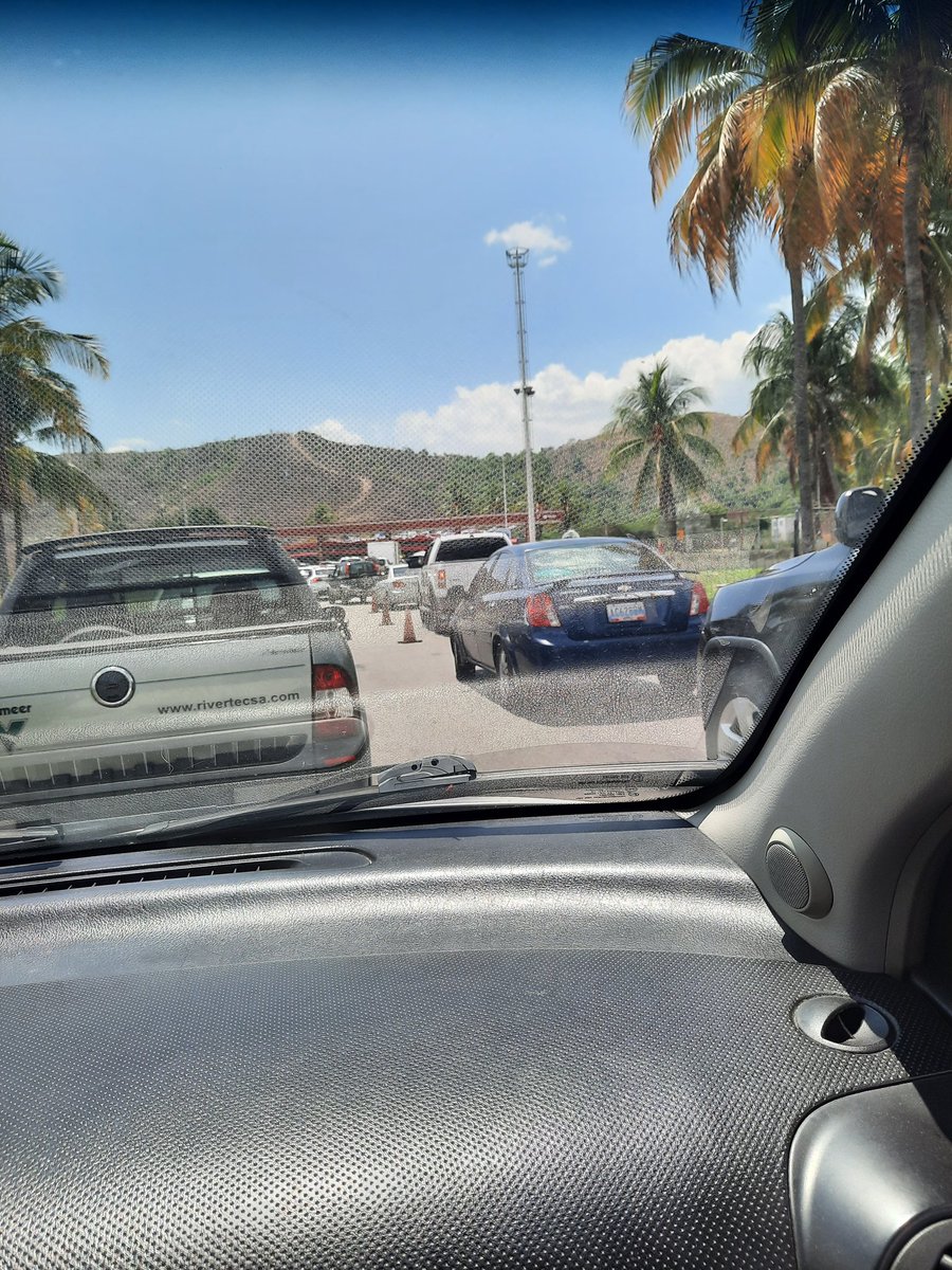 BarriosErwing's tweet photo. El aissami se llevo las llaves de pdvsa, volvieron las colas para surtir,a malaya sea https://t.co/K1nngLYfbV