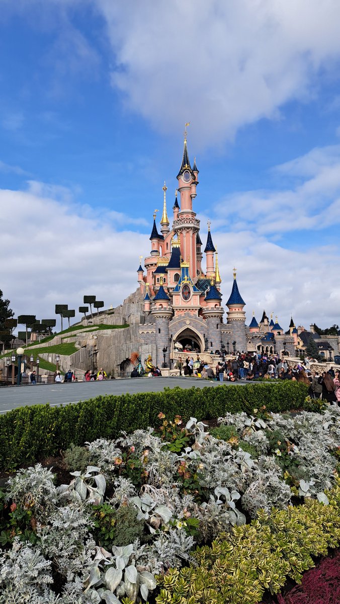 Ditbenik17's tweet photo. 📸Het mooiste en meest magische Disney kasteel te wereld, Disneyland Paris. Een foto die niet kan ontbreken bij een bezoek aan dit Disneyland park. https://t.co/sepEyEDfvf