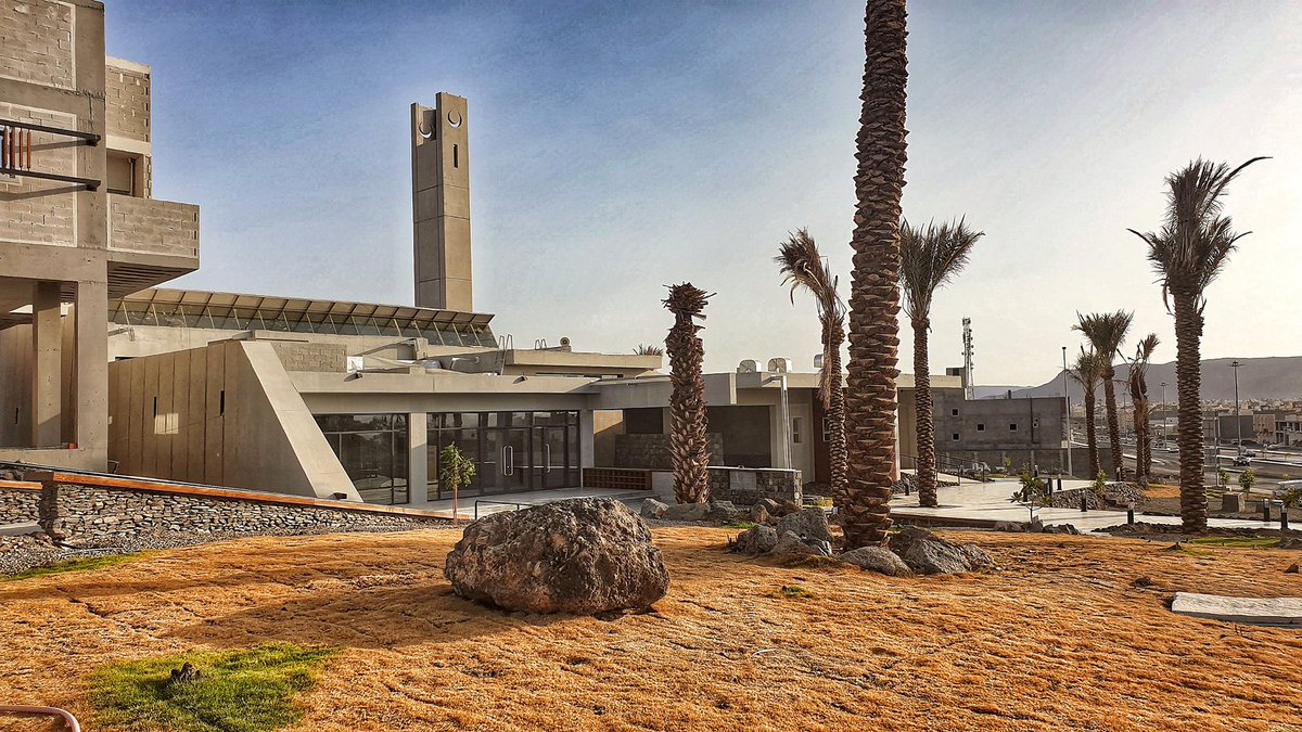 designiary's tweet photo. مسجد الغرة في المدينة المنورة 🇸🇦
من تصميم مكتب محمد الشافعي ..
تصميم غير مألوف عن المساجد اللي نشوفها 😍 والأهم أن المواد المستخدمة طبيعية ومعطية حِـس تُراثي وجميل للمكان ..
دخول الشمس في فتحة السقف إضافة رائعة 👌 
وأكثر شيء عجبني منطقة الوضوء كيف خلوها حجر ..

وش رأيكم فيه ؟ 🤔 https://t.co/66dlC4EEGe
